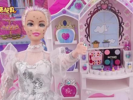 芭比剧场:冰公主给丑女美人鱼化新娘妆,涂口红、打粉底