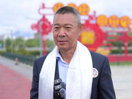 “#与人民同行”#中国文联文艺志愿服务团 #庆祝西藏自治区成立60周年慰问演出,张丰毅:希望西藏发展得越来越好。#庆祝西藏自治区成立六十周年