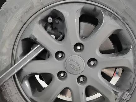 一招教会你如何从车上取下轮胎!#汽车 #现场实拍 #实用小技巧 #汽车保养与维修