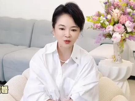 前央视女主持人回应离婚了,说起来有点唏嘘——她和老公四天前才刚过完银婚,之前还因为老公坚持丁克闹过离婚呢。
