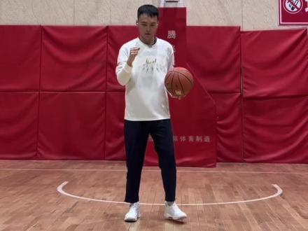 压腕越狠,投篮越准⁉️恰恰相反‼️ 库里同款压腕来了!正确的投篮压腕,可以让我们的投篮事半功倍✅#库里 #一段式投篮 #一段式投篮教学