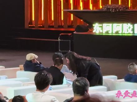 超超被工作人员叫走了,准备颁奖🏆,领奖🏆,和他的舞台了。#任嘉伦 #拍摄现场直击 #追星成功 #好帅 #2025国剧盛典