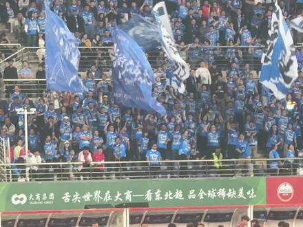长春拉拉队大旗就没齐过,出工不出力,声太小啦,长春奥体都赶上人通辽主场了。#东北超长春