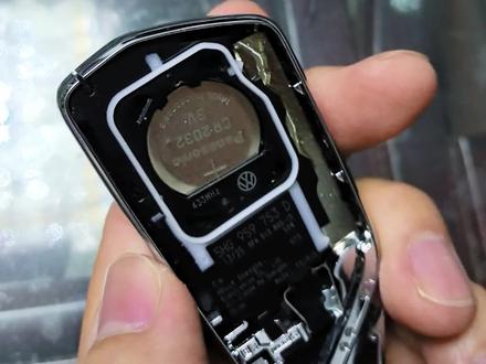 8.5代大众高尔夫车钥匙没电了,使用的是纽扣电池,我自己更换车钥匙。#汽车维修保养 #高尔夫rline #汽车钥匙 #汽车钥匙电池 #动手能力