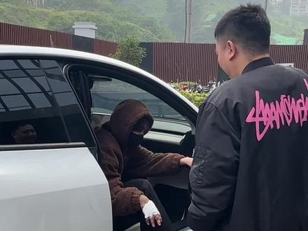 左奇函上班 手受伤了#左奇函