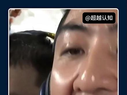 中国航天员在空间站烤牛排鸡翅吃黑科技热风烘烤机科普知识长见识 #航天员在太空吃什么 #宇航员 #航天员 #航天员在太空 #空间站
2025 年 11 月,神舟二十一号航天员乘组和神舟二十号航天员乘组在中国空间站首次启用热风烘烤机,成功烤制出了烤鸡翅和烤牛排。这是中国空间站 “太空厨房” 首次实现航天员食品在轨烹饪烘焙。
航天员烤鸡翅牛排的过程并不复杂。他们先从真空包装袋中取出腌制好的奥尔良鸡翅、黑椒牛排等食材,将鸡翅卡入专用签架卡槽、牛排固定在烤盘,防止失重环境下食材飘走。然后把签架和烤盘推入烘烤机,设定 190 摄氏度、28 分钟的程序,之后就能等待美味出炉了。
这一过程背后有着诸多硬核科技支撑。首先是专用加热设备 —— 热风烘烤机,它是九阳联合航天科研团队历经数年攻关的成果。该设备采用 360° 热风循环控温、“龙卷风烘烤” 技术,解决了微重力下热空气无法对流和食材加热不均的问题,避免了局部过热溅油。同时,它配备了收集净化系统,能将油烟过滤成干净气体,飞溅率降至 0.1% 以下。此外,热风烘烤机可连续运行 500 次,还采用立体热风循环加热技术,30 分钟内可烤熟食物。
其次是食材预处理技术。鸡翅和牛排等食材经过脱水、灭菌、密封等特殊处理,提前在地球上加工成半成品,通过真空包装、低温杀菌,最大程度保留了新鲜口感和地球烧烤风味,所以在太空加热 28 分钟就能恢复鲜嫩。
另外,为了适应太空环境,热风烘烤机还具备防飘散设计。其内部有特制的签架和残渣收集装置,能够防止食物和肉汁在失重环境下到处乱飘。同时,通过温控技术、残渣收集、高温催化、多层过滤等技术攻关,实现了在轨烘烤时的无油烟处理,满足了空间站严格的油烟排放标准。
中国载人航天工程进入空间站应用与发展阶段以来,科研人员通过技术创新和工艺改良,使航天食品的种类、质地、风味、色泽和营养都有了很大提升。此次能够在太空烤鸡翅牛排,不仅是一项技术上的突破,也进一步满足了航天员的饮食需求,对于提高航天员在轨生活保障水平、保障航天员长期在轨驻留心理健康都具有重要意义。