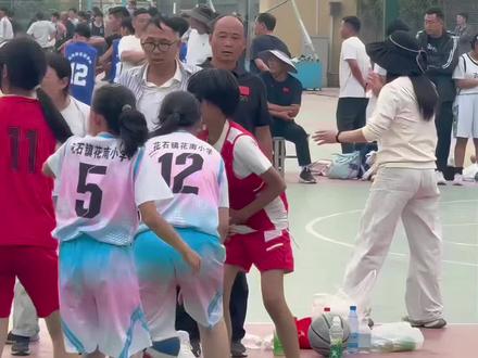快来看比赛啦! 禹州市2025年中小学生篮球运动会小学女子组比赛,努力拼搏是最美的姿态。(赵婕)