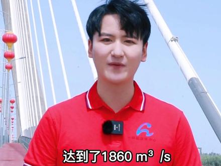 塔里木河河水一改往日的“清秀文静”,变得浑浊汹涌起来,犹如脱缰的野马,向下游咆哮奔腾而去。#新疆 #洪水 #现场实拍 #防汛 #防汛救灾进行时 #盛夏八月 #防汛救灾进行时