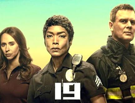 人们正在海边玩耍,可海水却突然间消失了#紧急呼救第三季 #紧急呼救#救援