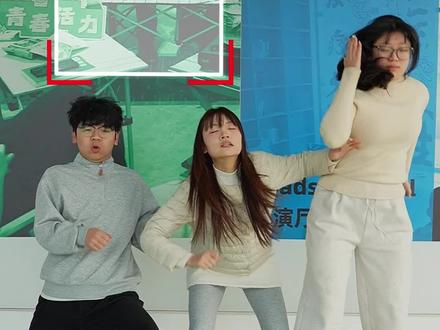 我就问你服不服?! #搞笑 #抽象 #表情包 #给我擦皮鞋 #零零快乐办