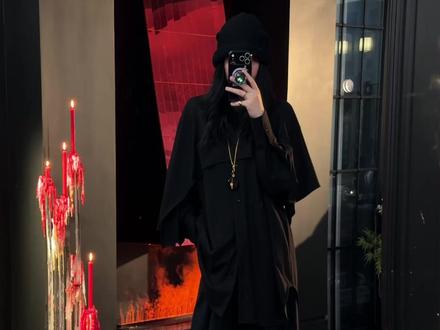 看着好些自己以前买过的衣服,即使穿的少也没有觉得不值得, 它们的存在堆高了我的审美。
#审美积累 #自我成长