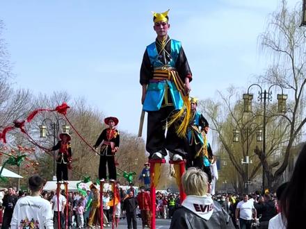 大年初五小米高跷队,在大明湖精彩表演,人山人海,热闹非凡#踩高跷 #高跷表演 #非遗文化 #高手在民间 #现场拍摄原创视频