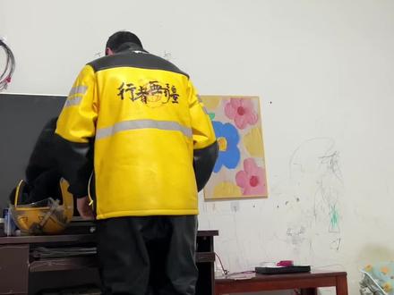 大年初四老公不休息正常跑单挣钱,晚上10点才到家我劝他不要太拼了……#抖音小助手#北漂 #北漂一族的真实生活 #出租屋的生活 #生活不会辜负每一个努力的人 @抓大鹅 #鹅来运转抓大鹅