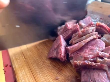 曹县烧牛肉 其历史悠久,是我们山东菏泽曹县的传统特色美食,点赞👍#打卡菏泽 #菏泽美食 #曹县烧牛肉