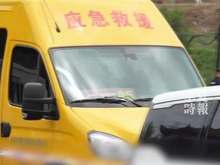 “安全帽、水鞋都是自己买的”,留神峪矿工回应日常工作情况 据新华社5月24日报道:山西通洲集团留神峪煤矿瓦斯爆炸事故救援工作仍在紧张进行,在涉事煤矿企业门前,新华社记者跟矿工们谈到了定位卡、劳动保障等日常工作情况。支护工张师傅:佩戴一个矿灯、安全帽、自救器,定位卡一般都没有,有的可能有人带(定位卡)吧,人家领导说下边不用带,反正我们不带也能下去。掘进工王师傅:我们是外包队的,我们都是通过打工的朋友一个介绍一个的。支护工张师傅:来的时候,自己买的(工作)衣服,安全帽、水鞋都是自己买的,队里面一双手套都没发过。#留神峪煤矿工人回应下矿装备都自备 #留神峪煤矿工人说自己是外包的