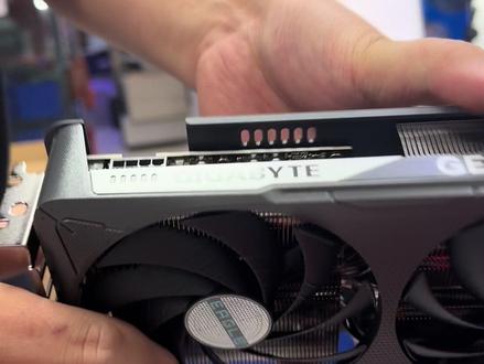 哈哈我不小心看见了呢,不是技嘉你怎么了? #技嘉5060Ti#七彩虹5060Ti #显卡#七彩虹#七彩虹50系显卡