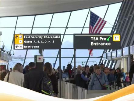 日前特朗普称,将采取一系列措施,限制移民进入美国。目前美国已全面禁止12个国家的旅客入境,并对另外7个国家实施部分限制。此外美国政府还考虑,将旅行禁令的范围扩大到约30个国家。白宫新闻发言人莱维特近期多次在媒体上强调,如果不符合美国的价值观,就不受欢迎。#美国或禁止约30个国家旅客入境# #美国被曝将新增旅行禁令国家名单#