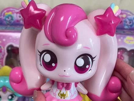 #魔法语音爱心萌可#女孩新年礼物 #奇妙萌可
1.星星发饰
❤️夜晚关灯后,会看到夜光效果哦!
2.额头感应区
❤️摸摸额头就会响起歌曲和各种声效。
3.爱心粉扑感应区
❤️粉扑靠近,两边脸颊会一闪一闪地发光~
4.手
❤️手可以摆动~
配件:爱心粉扑
记得单独购买3节AAA电池哟
(建议:安装普通电池就行的哦 小玩姐姐提示电动玩具建议不要使用高能电池(南孚、东芝、555、品胜、双鹿、充电电池)等强碱性电池,以免电流过大,烧坏主板导致玩具报废或者功能不正常,我们建议使用碱性电池(华虹、华太)等。