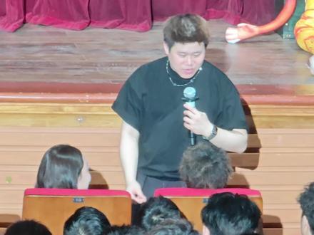 众所周知,一支麦的第一排不养闲人🍉 #二狗全球巡演 #一支麦二狗脱口秀 #脱口秀互动 #吃瓜 #台下观众笑翻全场