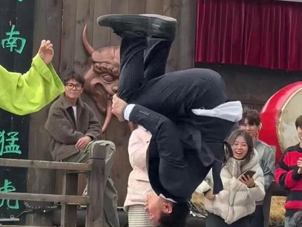 肖青天和朱朱斗舞,这是来砸场子了@肖青天 ##万岁山武侠城 #肖青天 #万岁山老嫂子