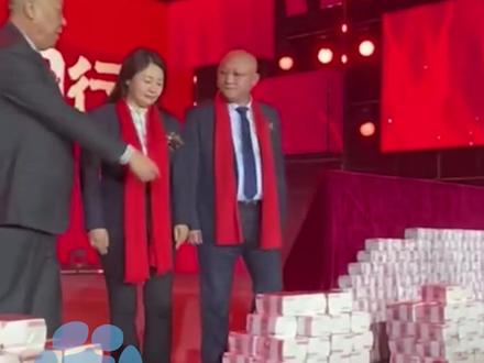 2月12日河南长垣,河南“最爱发钱老板”崔培军:今年公司利润2.7亿 ,年终总发1.8亿,打到卡里是冰冷冷的数字,年会发钱会更热闹#河南dou知道