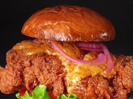 最经典的黄油布里欧修汉堡胚㊙️超详细SOP #汉堡 #黄油布里欧修 #美食教程 #青年创作成长计划 #青年创作者扶持计划
一、所需食材
高筋面粉 260g
白糖 32g
耐高糖酵母 5g
全蛋液 122g
冰牛奶 50g
盐 4.5g
无盐黄油 60g
⚠️ 黄油一定要软化但不融化,用手能轻松按下即可
二、制作步骤(分阶段)
第一阶段|基础面团混合 & 初步出筋
将以下材料全部倒入厨师机搅拌桶:
260g 高筋面粉
32g 白糖
5g 耐高糖酵母
122g 全蛋液
50g 冰牛奶
厨师机三档搅拌约 3 分钟
👉 目标:所有材料充分混合,形成粗糙但成团的基础面团
调至 六档,继续搅拌约 3 分钟
👉 判断标准:
轻轻拉开面团
会出现明显撕裂
说明面筋已经开始形成(不用追求手套膜)
第二阶段|加入盐 & 黄油,打出完全扩展
将面团重新放回搅拌桶
加入 4.5g 盐
加入 60g 室温软化黄油
三档搅拌,让面团慢慢吸收黄油
如果黄油粘在桶壁
用硅胶铲轻轻刮回即可
黄油基本被吸收后,
调至 六档,继续搅拌 约 5 分钟
👉 成功状态:
面团变得光滑有弹性
能轻松拉出 延展性很好、厚薄均匀的手套膜
面团不粘桶、不粘手
第三阶段|第一次发酵
将面团放入玻璃盆
盖保鲜膜,画一圈作为发酵前体积标记
发酵条件参考:
冬天 / 室温低:
烤箱 30℃
发酵 约 1 小时
👉 判断标准:
面团体积发至 2 倍大
手指轻按缓慢回弹即可
第四阶段|排气 & 分割 & 初步整形
发酵完成后,轻轻按压面团充分排气
分成你喜欢的等份
一般可做 6 个左右,大小随意
将边角向中间收拢
一定要把收口收紧
否则二次发酵时容易自由发挥,形状失控
第五阶段|精整形 & 二次发酵
收口完成后,将面团 翻面
一只手托住面团
另一只手从外向内轻柔收口
重复几次,面团会自然变得圆润紧实
整形完成后放入烤箱进行二次发酵
温度:38℃
时间:40–50 分钟
👉 判断标准:
面团发至 1.5 倍大
不必死盯时间,状态对就行
第六阶段|刷蛋液 & 烘烤
二次发酵完成后
表面均匀刷一层 全蛋液
上色更均匀、更漂亮
烤箱 平炉上下火
提前预热至 180℃
入炉烘烤 约 15 分钟
🔥 各家烤箱脾气不同 如果上色过快,
可中途盖一层锡纸防止过深
出炉处理
出炉后,趁热在表面轻轻抹一层黄油