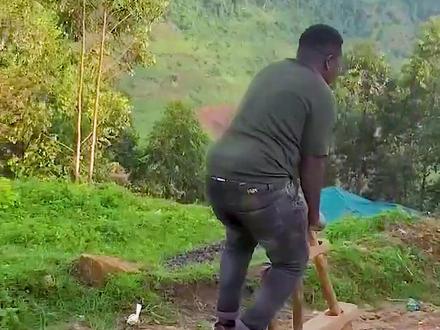 非洲孩子的上学交通工具,骑上一根木棍就能实现往返 #非洲 #奥德彪 #非洲木板车 #奇闻趣事 #涨知识