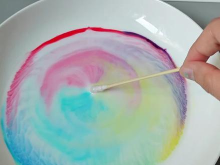 跨年啦,快来带孩子做个牛奶烟花庆祝吧#烟花 #科学小实验 #亲子时光 #亲子手工