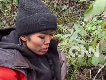 荒野求生热门选手“冷美人”
退出比赛后发布视频报平安
此前因呕吐晕倒被紧急送医
视频中她状态相较退赛时恢复了不少