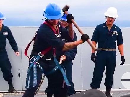 抛锚时用大锤一砸,锚链急速下降 #船锚 #锚链 #涨知识