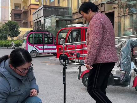 记录日常~扔垃圾,今天和妈妈拍摄扔垃圾视频分享给大家#零基础学拍摄剪辑#自媒体新手入门#剪辑教程#拍摄技巧#干货分享 @抖音小助手 @抖音创作小助手