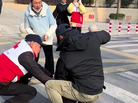 幼童吃玉米卡喉窒息,危急时刻,路过的红十字会志愿者果断用海姆立克法急救,孩子最终脱险。为你们点赞!@所🉐皆所愿