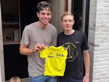 哈哈哈哈,温哥高心里还是有范阿尔特的,马不停蹄送来了黄衫宝宝服。再来看看车队心中无所不能的六边形选手,做饭洗衣,客房服务,帮主将陪副将,哪里需要他就在哪里!!#环法 #温格高 #公路自行车 #骑行 #感受骑行的独特魅力