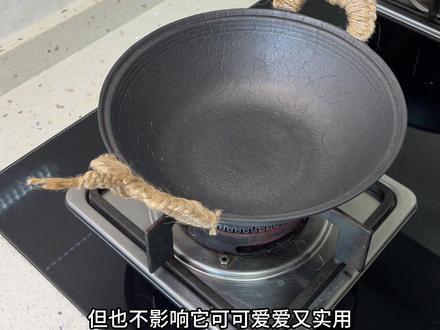 给小铁锅编小辫儿,太好玩了 #宏江铁锅 #把手缠麻绳 #编麻绳 #手工
