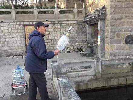 高手在民间!77岁大爷自制打水神器,8秒灌满1桶水,不打表皮水 #神器 #打水神器 #大爷 #高手