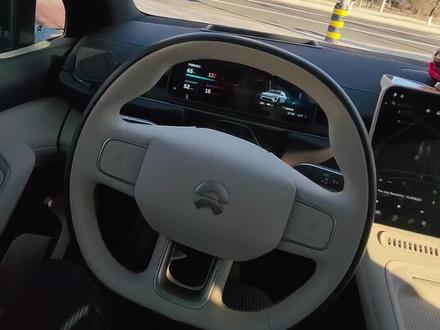 很多蔚来车友应该都碰到这样一种情况 钥匙或者手机一拿走车内断电后 车里的人和宠物就没有空调吹了 这个时候就要巧妙的利用离车不下电模式#离车不下电 #蔚来用车小技巧