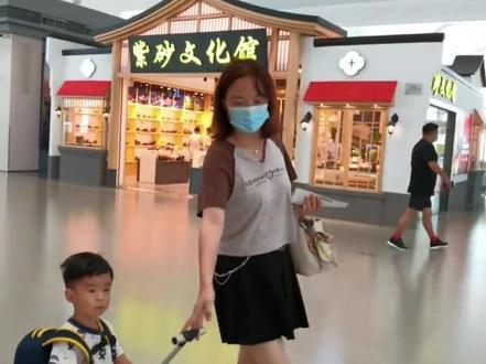 #好物推荐🔥 #QBOX行李箱 #宝妈带娃解放双手 #溜娃神器 宝妈带娃,轻松搞定!这款源自瑞士的懒人行李箱,一箱多用,遛娃神器!