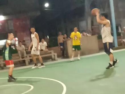 18号别以为一只脚在三秒区外就不三秒了