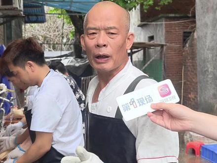 4月6日,广东佛山,莫氏鸡煲现在换了温氏集团的土鸡,第一现场记者专访莫氏鸡煲老板:之前小打小闹,肯定是自己养的鸡,现在这个规模肯定要进货。当被问及哪个更好吃?老莫:一样的!#莫氏鸡煲 #顺德美食 #鸡煲 #媒体精选计划