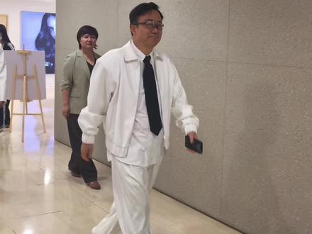 筷子兄弟“西子廊桥”表演 筷子兄弟来西子廊桥表演了。
带女儿一起来听“小苹果”和“老男孩”。
初听不知曲中意,再听已是曲中人。
不知不觉也是老男孩了。
青春如同奔流的江河,一去不回来不及道别
那时陪伴我的人啊,你们如今在何方
我曾经爱过的人啊,现在是什么模样
如果有明天,祝福你亲爱的!
#西子廊桥 #筷子兄弟 #老男孩 #小苹果