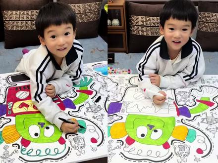 4+《Robot·机器人》教你无限画机器人的方法! 如果你家孩子不敢突破、依赖范画、不会创新?!那你一定要学这个无限画机器人的方法~可以让孩子尽情释放创造欲.做到细节自己加、零件随意搭.画面完全由孩子自己掌控…这种绘画自信可以很好的提升孩子绘画能力!杜绝不会画、不敢画~有“条件”的宝贝们要准备一张大纸!这样才不会受到纸张束缚,无限创意~期待你们创造出新的机器人造型.别忘记交出来欣赏哦~#爱画画的孩子 #画画 #一起学画画 #艺术启蒙 #少儿美术