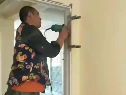 木门安装日常——门框开下沉活页槽。