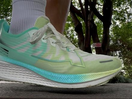 特步两千公里,随便问!超过50km体验。结论200多,接近zoomx的软弹脚感。耐造!透气差点,前掌略微有点薄。但2开我依然推荐,初跑者,有氧慢跑堆量的好鞋。点点赞明天发详细测评。#跑鞋推荐 #跑鞋 #跑鞋测评#618攻略 #缓震跑鞋