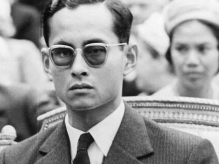 世界上的国王都只是一种精神象征,为什么泰国国王权力那么大