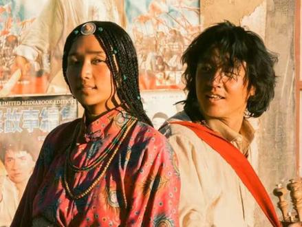 在《生命树》中听到这个插曲,非常喜欢。
但到处没有查到藏文歌词。直到藏族网友 嘻嘻姑娘 给了我歌词。非常感谢!
因为很多朋友也表达找不到歌词,特分享之。并作了简单的音译。我不太懂藏文。后面的解析是用DeepSeek做的,希望能帮助到你。
若有错漏,见谅!
谢谢!嘎真切!
#生命树 #贺清源 #年轻的朋友 #生命树插曲