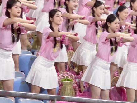 粤超梅州主场对阵惠州,梅州粉红拉拉队中场表演《踏浪》
