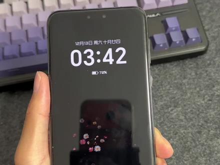 荣耀也是用上这个主题了,动态渐变小花加上通透效果图标加上控制中心,就是这个味#玩机技巧 #荣耀magic8 #一镜到底主题