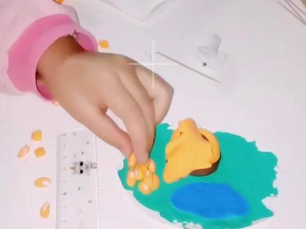 #人类幼崽成长计#爱手工爱生活 划 #粘土手工
一直迷恋拍视频,今天她给自己录了一段,一定要发出来看看