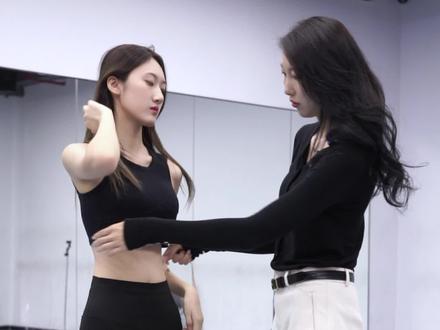 现场模拟如何测量三围#量体 ,让#艺考生 提前感受一下#服表生 #艺考集训 #模特培训 @抖音小助手 @创作灵感小助手 @模特导师赵晨池