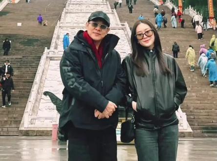#62岁李连杰与女儿现身九华山 李连杰携女九华山祈福,父爱满溢暖人心!
2025年12月,62岁的#李连杰 带着22岁小女儿Jada现身安徽九华山祈福,这一温馨画面引发网友广泛关注。这已是李连杰第七次来到九华山,此次他以陪伴女儿修行为目的,行程虽低调却满是温情。